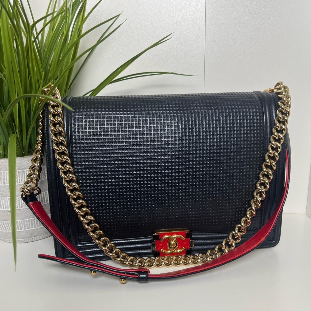 CHANEL LARGE BOY BAG
Lambskin Embossed Large Boy Cube
Flap